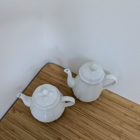 Villeroy & Boch Manoir Teapot and Coffee Pot Set in Classic White Porcelain - Picture 2 of 5